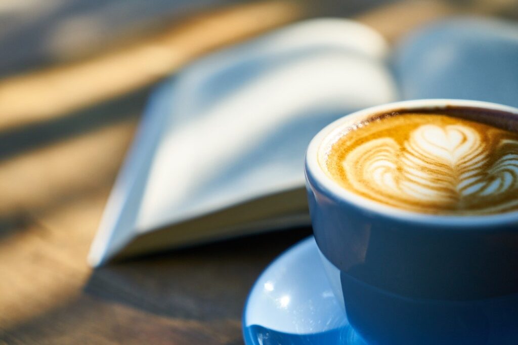 Książka i kawa to wspaniałe połączenie